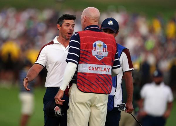 罗里·麦克罗伊和乔·拉卡瓦交换意见。 （Mike Egerton/PA Images via Getty Images）